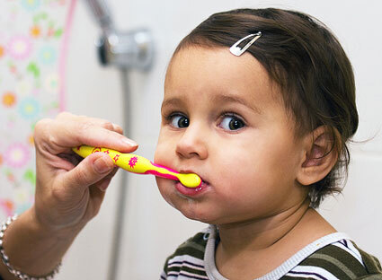 والدین / مراقبان را تشویق کنید تا سلامت دهان و دندان خود را حفظ کنند و دندان های کودک را حداقل دو بار در روز به محض رویش دندان ها با یک لایه اندازه دانه برنج ازخمیر دندان حاوی فلوراید ، مسواک بزنند و در سن 3 سالگی به اندازه نخود افزایش یابد